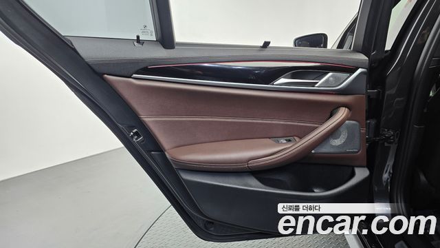 BMW 5 Series (G30) M550i xDrive 2021 — фото 25