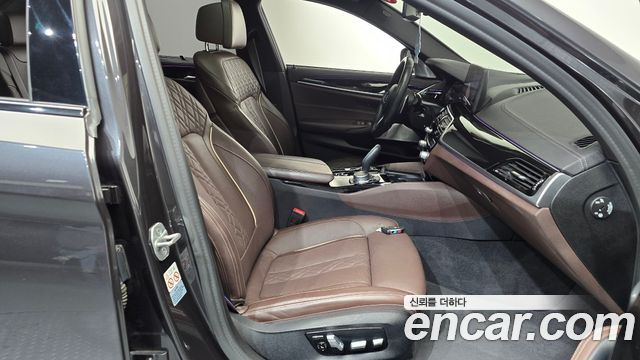 BMW 5 Series (G30) M550i xDrive 2021 — фото 26