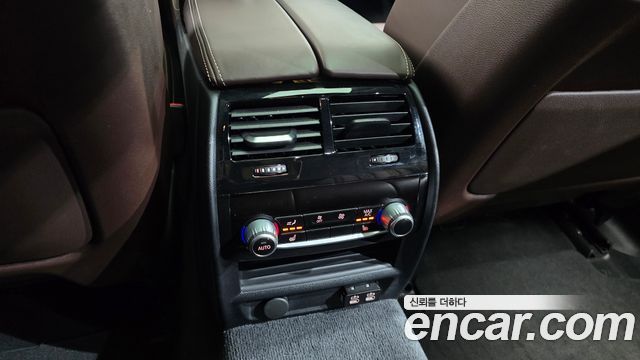 BMW 5 Series (G30) M550i xDrive 2021 — фото 29