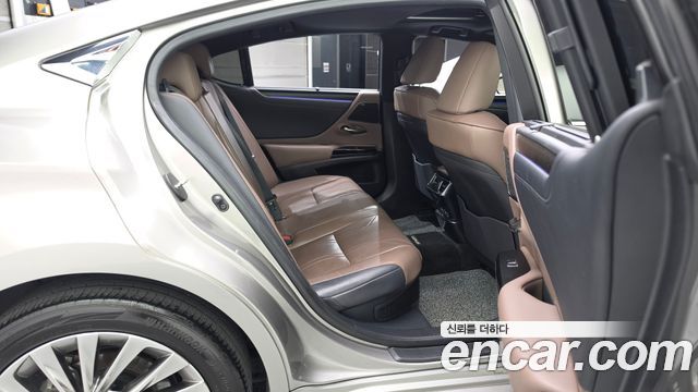 Lexus ES300h (VII) Executive 2023 — фото 12