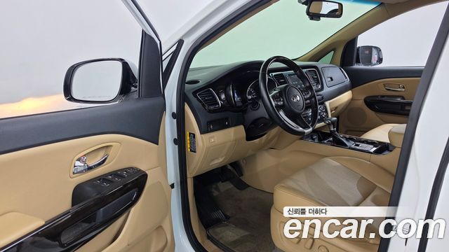 Kia Carnival 9-Seater Prstige 2020 — фото 10