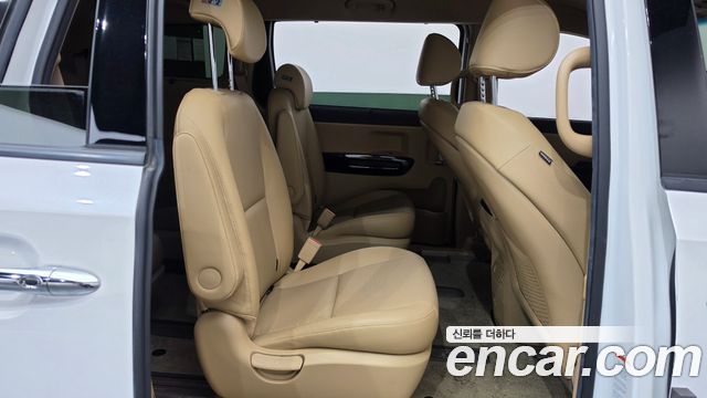 Kia Carnival 9-Seater Prstige 2020 — фото 11