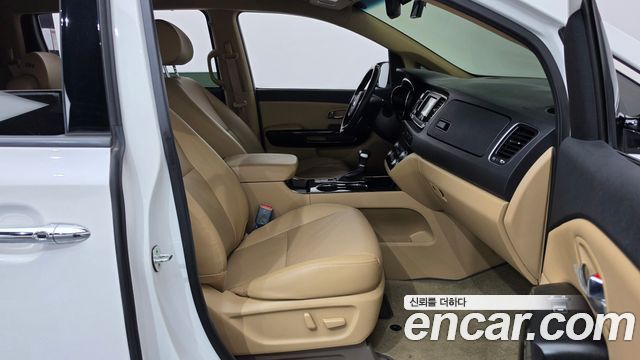 Kia Carnival 9-Seater Prstige 2020 — фото 26