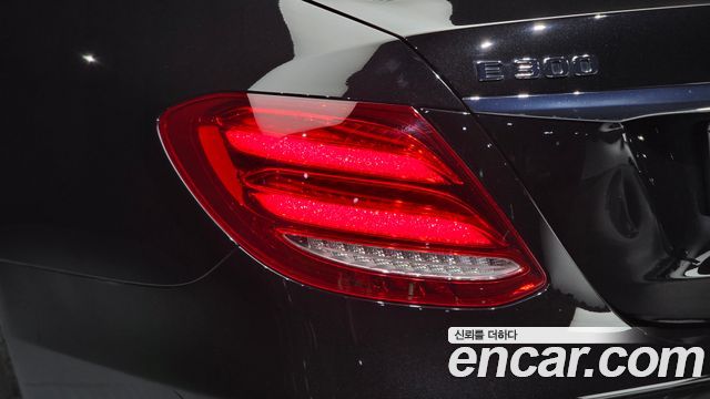 Mercedes-Benz E-Class (W213) E300 4MATIC Exclusive 2018 — фото 23