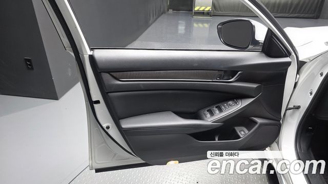 Honda Accord (X) 2.0 Hybrid EX-L 2018 — фото 24