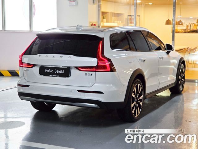Volvo V60 Cross Country (II) B5 Ultra AWD 2025 — фото 2