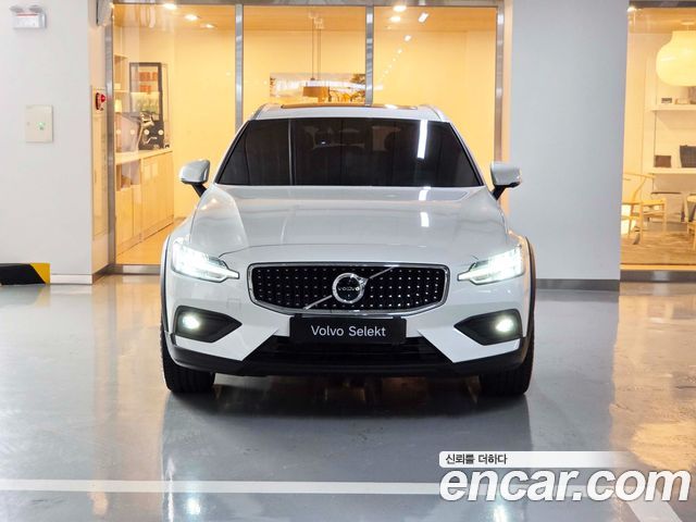 Volvo V60 Cross Country (II) B5 Ultra AWD 2025 — фото 3