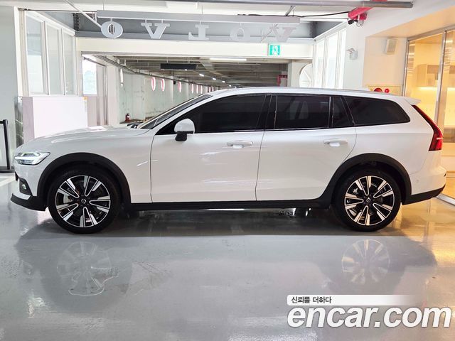 Volvo V60 Cross Country (II) B5 Ultra AWD 2025 — фото 24