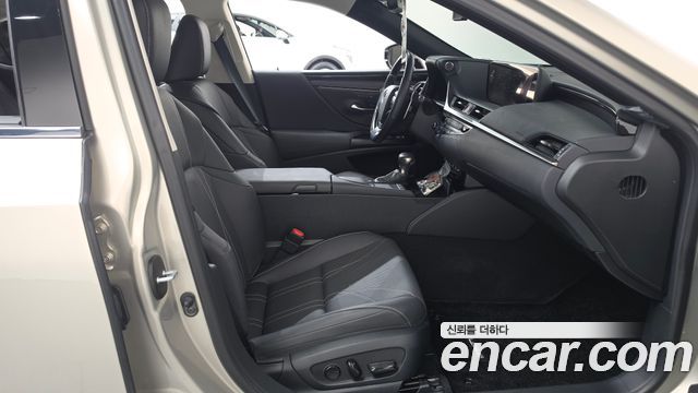 Lexus ES300h (VII) Executive 2020 — фото 15