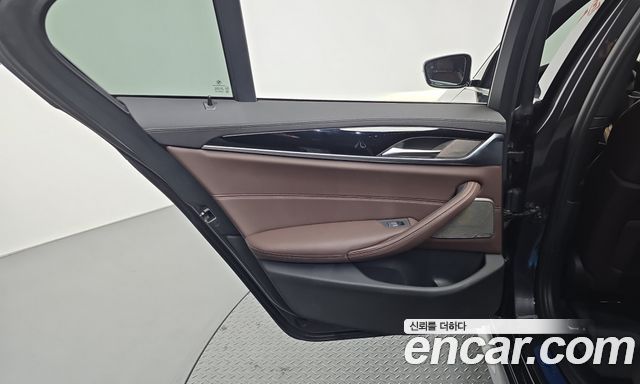 BMW 5 Series (G30) 530e M Sport 2022 — фото 25