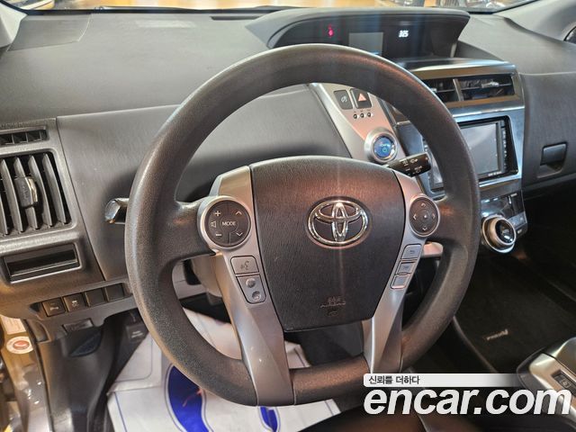 Toyota Prius V 1.8 2017 — фото 15