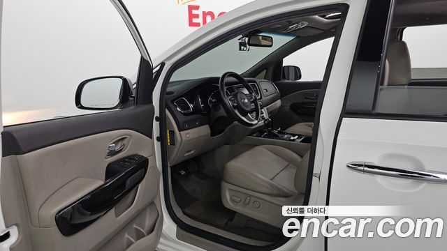 Kia Carnival 9-seater Prestige 2016 — фото 10