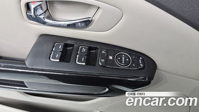 Kia Carnival 9-seater Prestige 2016 — фото 15