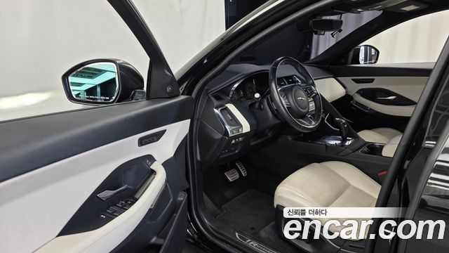 Jaguar E-PACE R250 R-Dynamic SE 2018 — фото 10