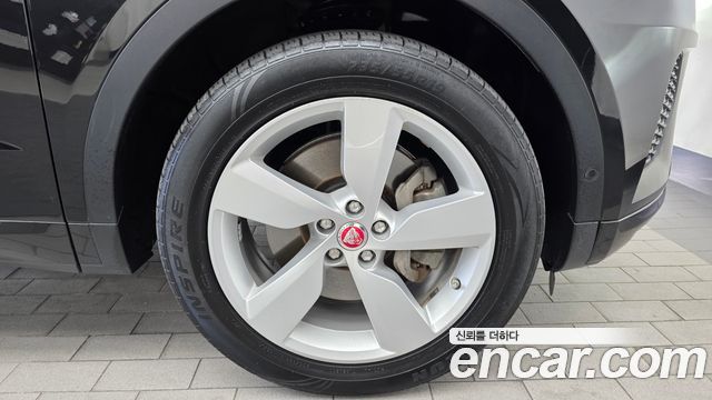 Jaguar E-PACE R250 R-Dynamic SE 2018 — фото 21