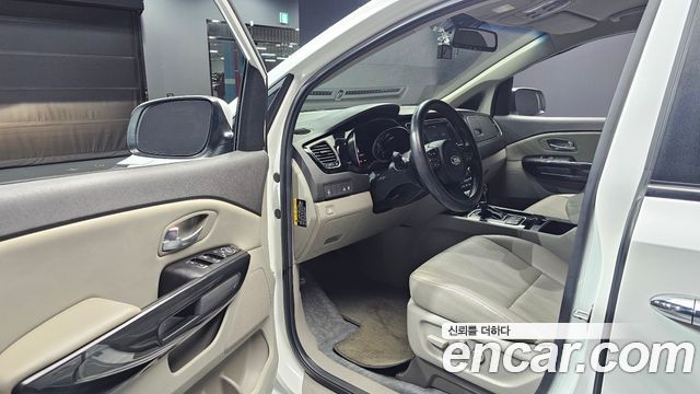 Kia Carnival 9-seater Prestige 2015 — фото 10