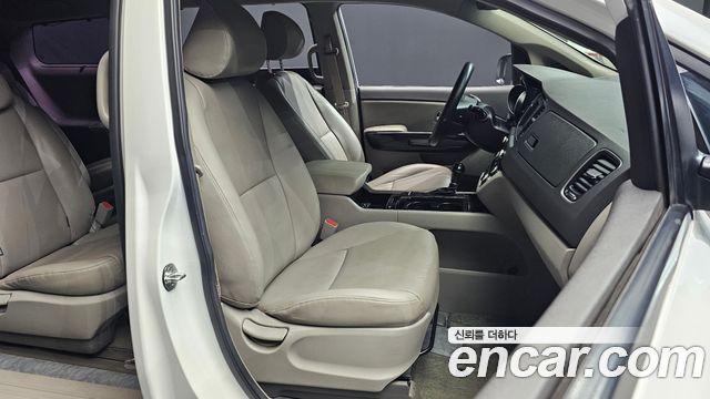 Kia Carnival 9-seater Prestige 2015 — фото 12