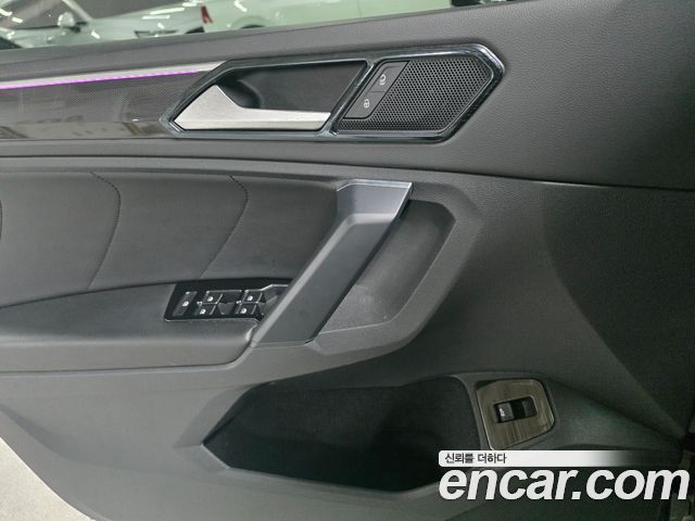 Volkswagen Tiguan (II) 2.0 TDI Premium 2022 — фото 17