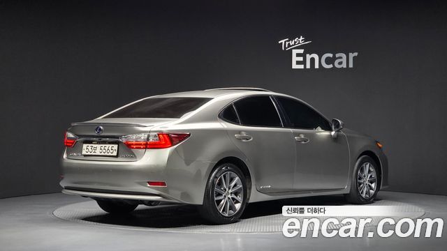 Lexus ES300h Supreme XV60 2017 — фото 2