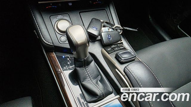 Lexus ES300h Supreme XV60 2017 — фото 9