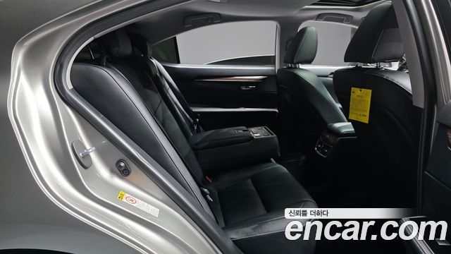 Lexus ES300h Supreme XV60 2017 — фото 11