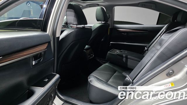Lexus ES300h Supreme XV60 2017 — фото 12