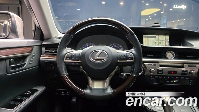 Lexus ES300h Supreme XV60 2017 — фото 14