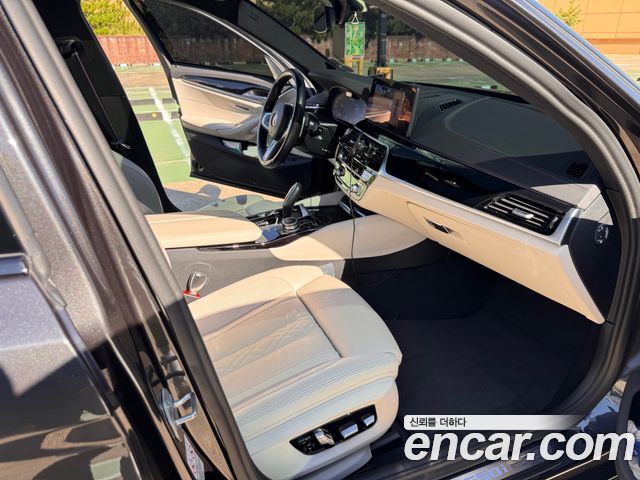 BMW 5 Series (G30) M550i xDrive 2022 — фото 17