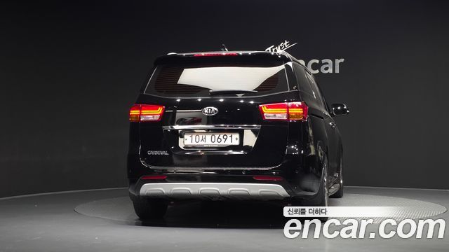 Kia Carnival 9-seater Noblesse 2016 — фото 4