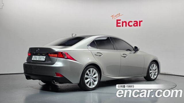 Lexus IS200t Premium 2016 — фото 2