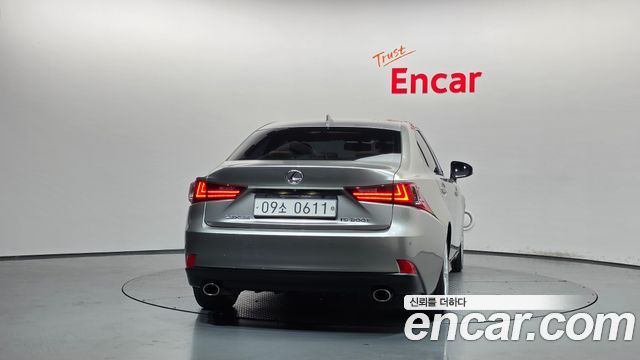 Lexus IS200t Premium 2016 — фото 4