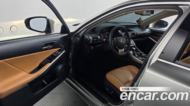 Lexus IS200t Premium 2016 — фото 10