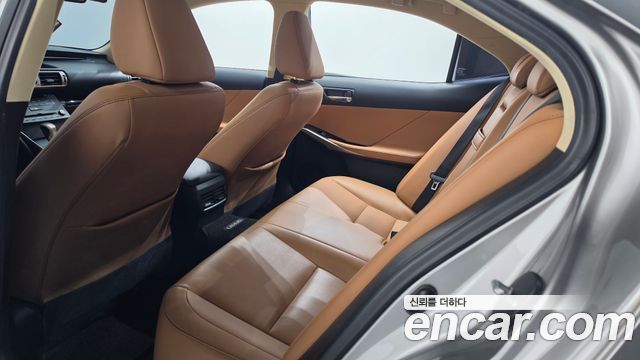 Lexus IS200t Premium 2016 — фото 12