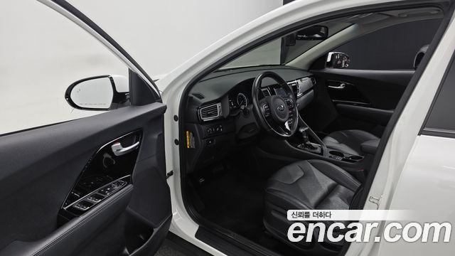 Kia Niro Prestige 2018 — фото 10