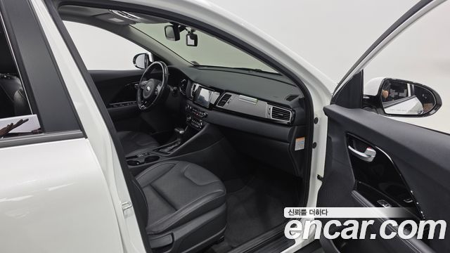Kia Niro Prestige 2018 — фото 11