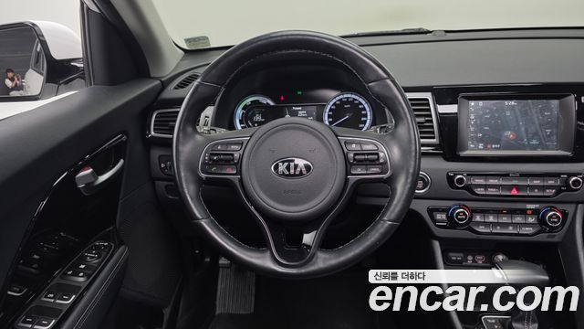 Kia Niro Prestige 2018 — фото 13