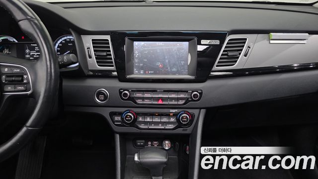 Kia Niro Prestige 2018 — фото 14