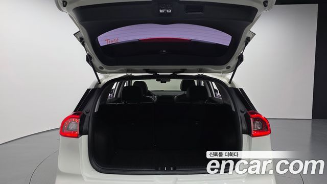 Kia Niro Prestige 2018 — фото 20