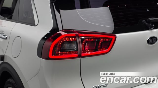 Kia Niro Prestige 2018 — фото 23