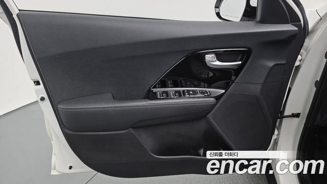 Kia Niro Prestige 2018 — фото 24