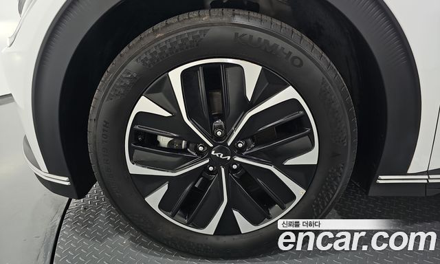 Kia EV6 Long Range Light 2023 — фото 5