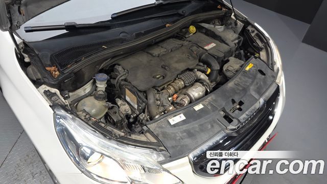 Peugeot 2008 1.6 e-HDi Feline L 2015 — фото 6