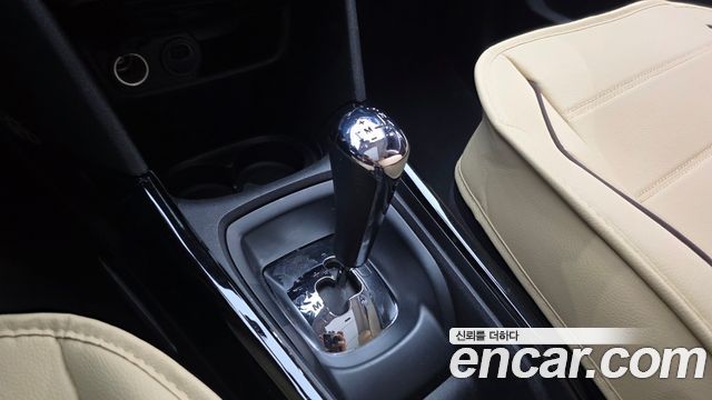 Peugeot 2008 1.6 e-HDi Feline L 2015 — фото 9