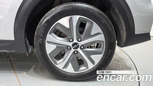 Kia Niro Plus Air 2023 — фото 21