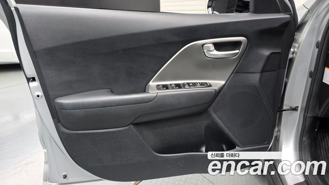 Kia Niro Plus Air 2023 — фото 24