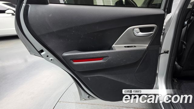 Kia Niro Plus Air 2023 — фото 25