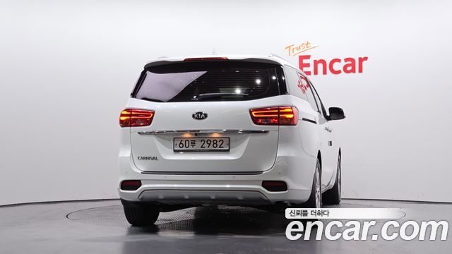 Kia Carnival 9-Seater Prstige 2019 — фото 4