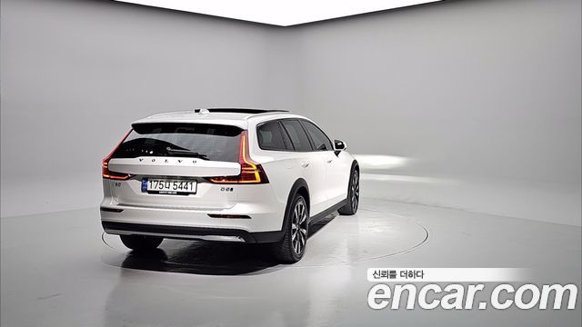 Volvo V60 Cross Country (II) B5 Ultimate AWD 2024 — фото 2