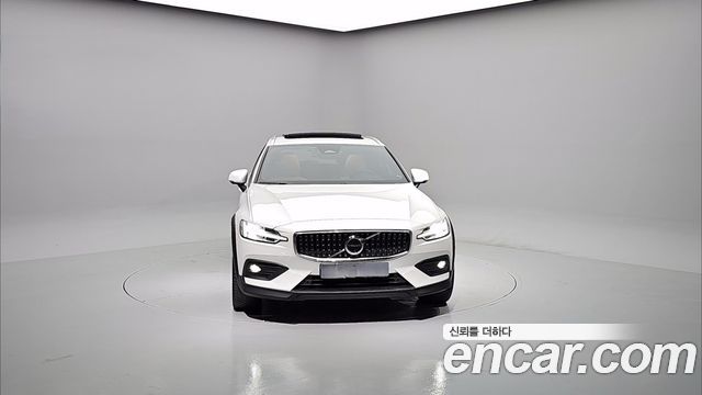 Volvo V60 Cross Country (II) B5 Ultimate AWD 2024 — фото 3