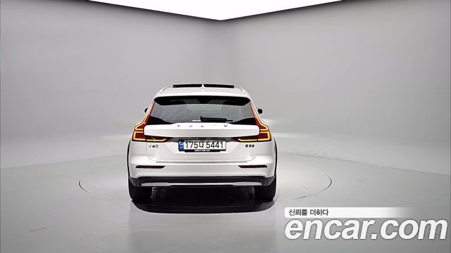 Volvo V60 Cross Country (II) B5 Ultimate AWD 2024 — фото 4